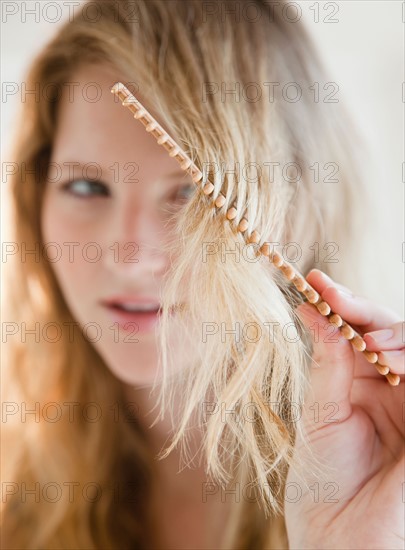 Blonde woman combing. Photo : Jamie Grill