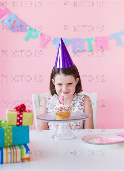 Portrait of girl (6-7) celebrating birthday. Photo : Daniel Grill