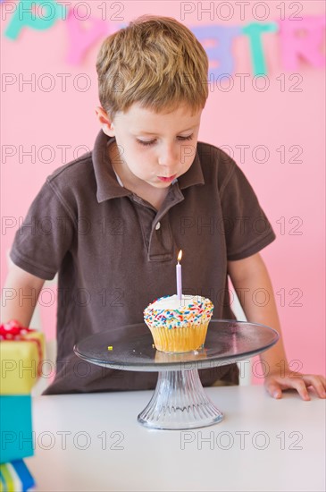 Close up of boy (4-5) celebrating birthday. Photo : Daniel Grill