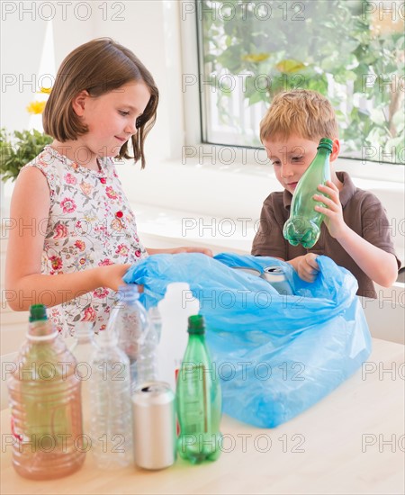 sister (6-7) and brother (4-5) sorting rubbish at home. Photo : Daniel Grill