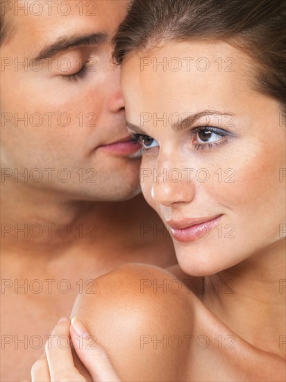 Studio portrait of young attractive couple. Photo: momentimages