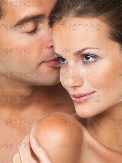 Studio portrait of young attractive couple. Photo : momentimages