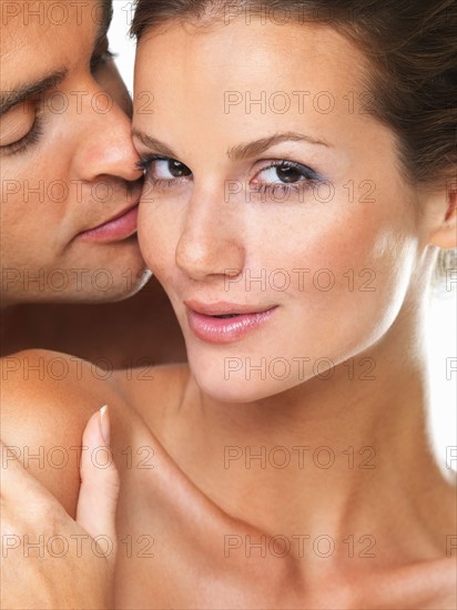 Studio shot of young attractive couple. Photo: momentimages