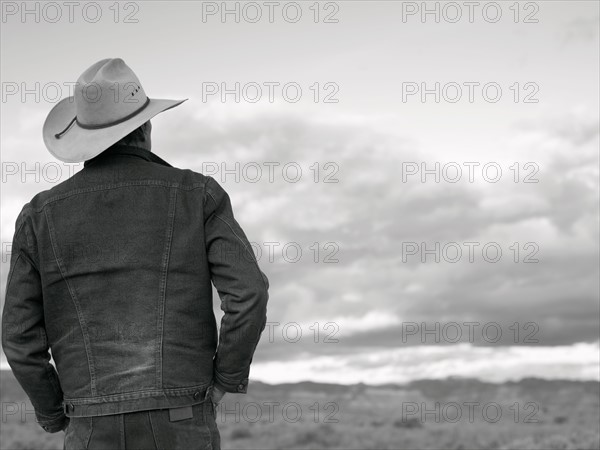 USA, Utah, Rear view of man standing in desert landscape. Photo: John Kelly