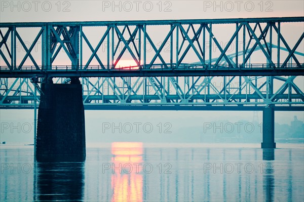 USA, Kentucky, Louisville, Sunrise by Ohio River. Photo : Henryk Sadura