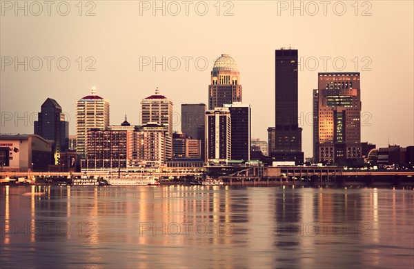 USA, Kentucky, Louisville, Skyline at sunset. Photo : Henryk Sadura