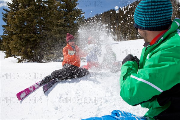 USA, Colorado, Telluride, Family skiing together. Photo: db2stock