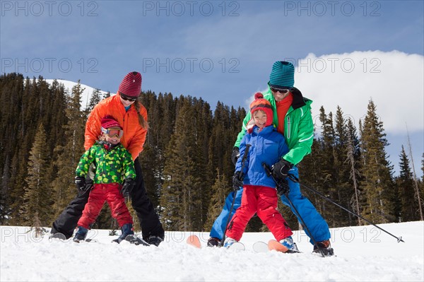 USA, Colorado, Telluride, Family skiing together. Photo : db2stock