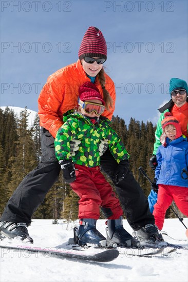 USA, Colorado, Telluride, Family skiing together. Photo : db2stock