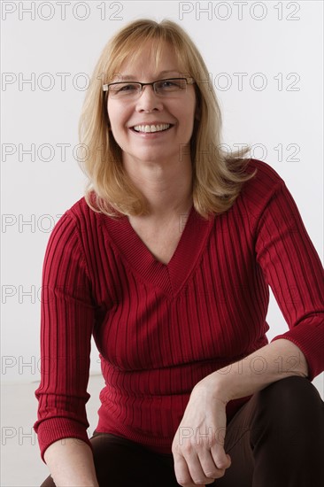 Portrait of mature woman, studio shot. Photo : Rob Lewine