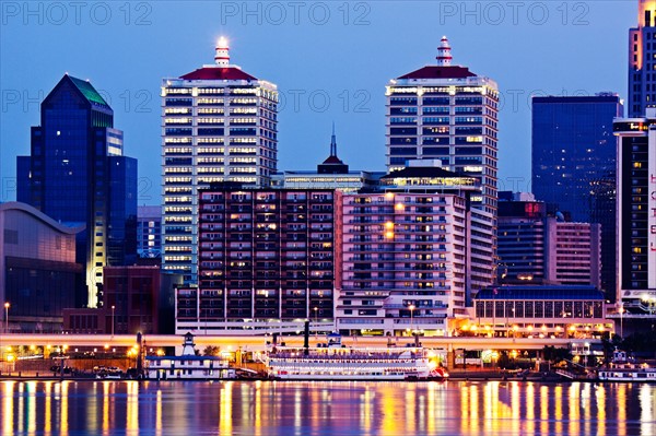 USA, Kentucky, Louisville, Skyline at night. Photo : Henryk Sadura