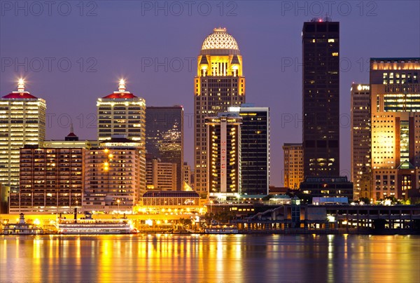 USA, Kentucky, Louisville, Skyline at night. Photo : Henryk Sadura