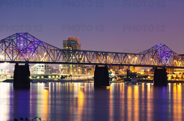 USA, Kentucky, Louisville, Bridge over Ohio river at night. Photo: Henryk Sadura
