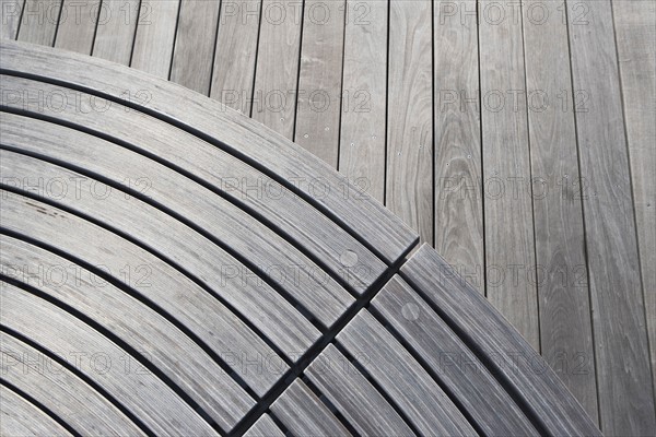 USA, New York State, New York City, Wooden park bench. Photo : fotog