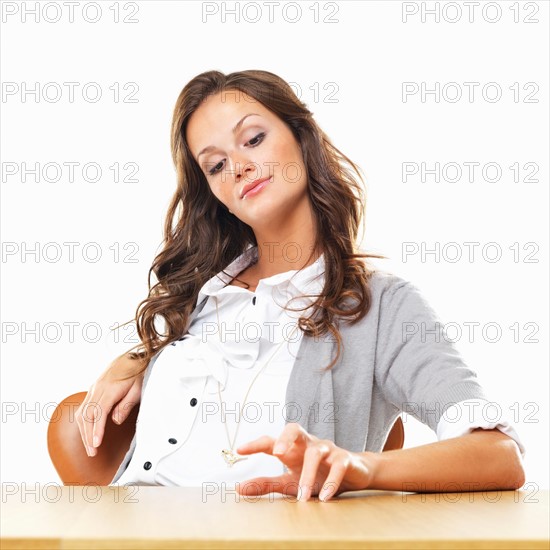 Business woman drumming table with fingers. Photo : momentimages