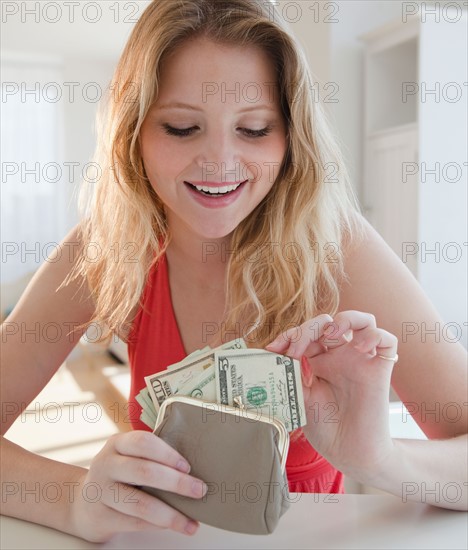 Young woman with purse. Photo : Jamie Grill