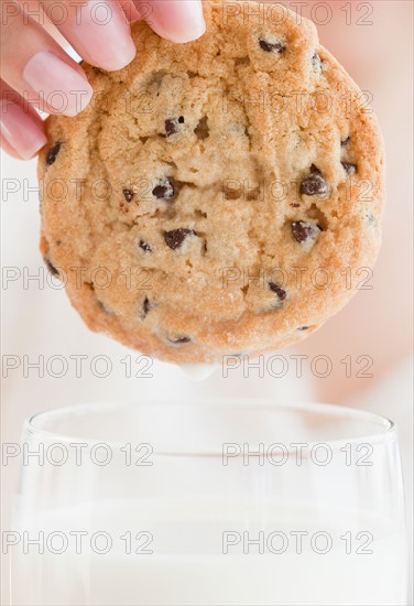 Close up of woman's hand holding cookie. Photo : Jamie Grill