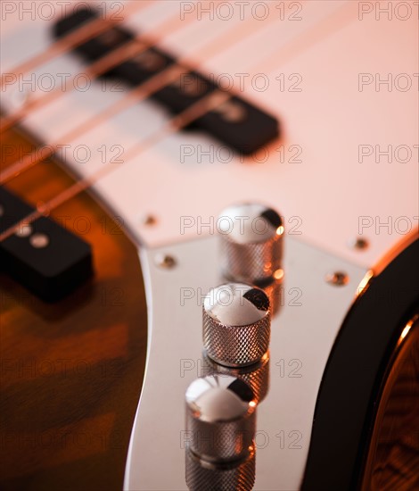 Close up of volume knobs of bass guitar. Photo : Daniel Grill