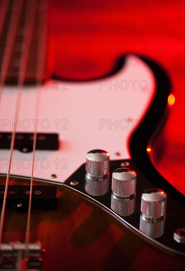 Close up of volume knobs of bass guitar. Photo : Daniel Grill