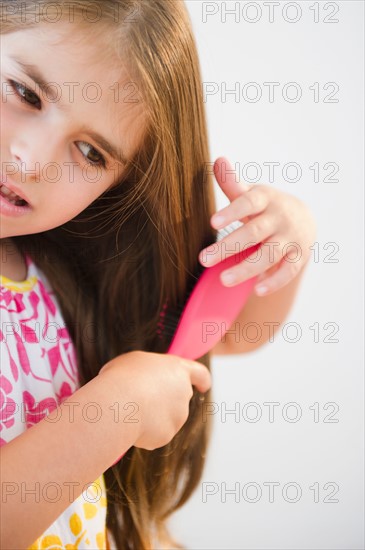 Girl ( 6-7) brushing hair. Photo : Jamie Grill