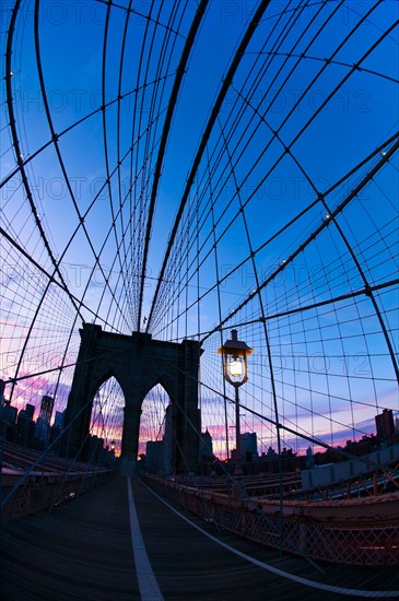 USA, New York State, New York City, Manhattan, Brooklyn Bridge at dusk. Photo : Daniel Grill