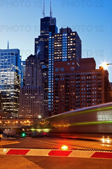 USA, Illinois, Chicago Skyscrapers at dusk. Photo : Henryk Sadura