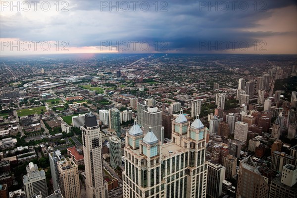 USA, Illinois, Chicago, Storm cloud over city. Photo : Henryk Sadura