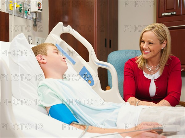 Mother visiting son (10-11) in hospital. Photo: Erik Isakson