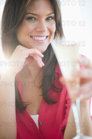 Woman drinking champagne. Photo : Jamie Grill