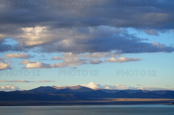 USA, California, Mono Lake at dusk. Photo : Gary J Weathers