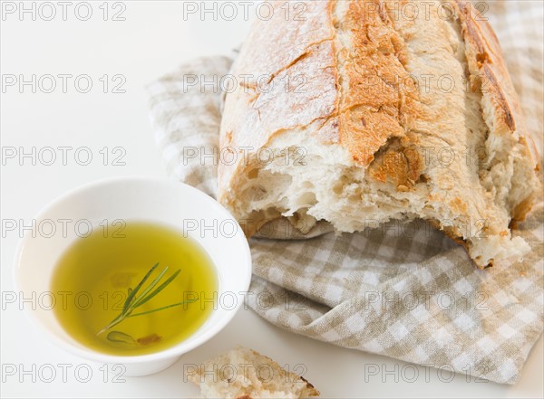 Close up of bread and olive oil on table. Photo : Jamie Grill