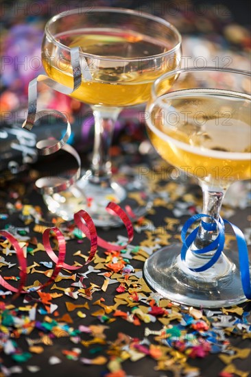 Two glasses of champagne and confetti. Photo : Daniel Grill