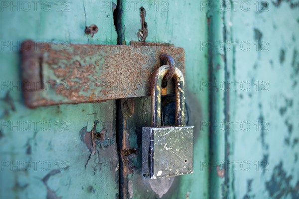 Old rusty padlock on door. Photo : Winslow Productions