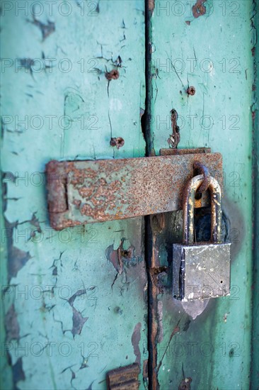 Old rusty padlock on door. Photo : Winslow Productions