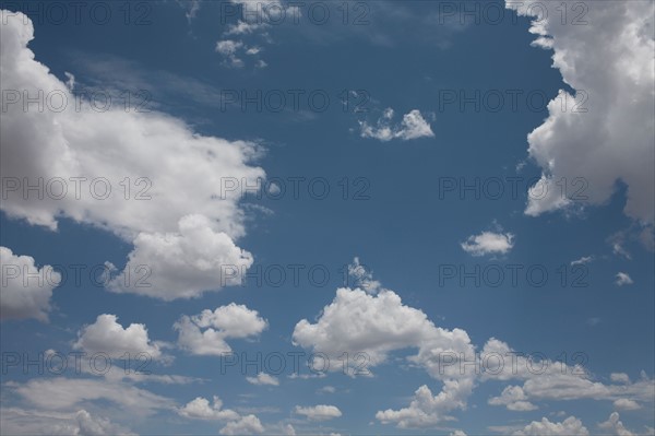 Blue sky with clouds. Photo : Winslow Productions