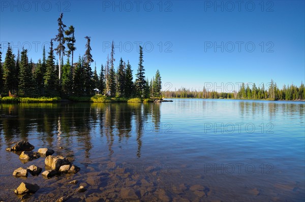 USA, Oregon, Scenic view of lake. Photo : Gary J Weathers