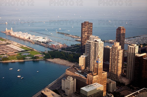 USA, Illinois, Chicago, Cityscape, Olive Park, Navy Pier and downtown buildings. Photo : Henryk Sadura