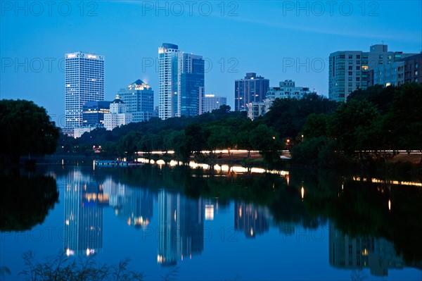 USA, Wisconsin, Milwaukee, Downtown district at dusk. Photo : Henryk Sadura