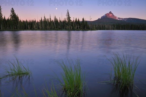 USA, Oregon, Big Lake and Mt. Washington. Photo : Gary J Weathers