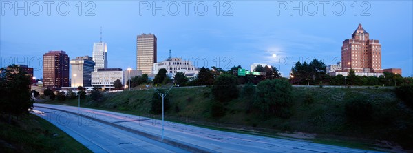 USA, Ohio, Akron, Skyline at dusk. Photo : Henryk Sadura