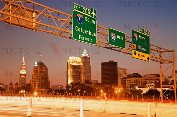 USA, Ohio, Cleveland, View from expressway at dusk. Photo : Henryk Sadura