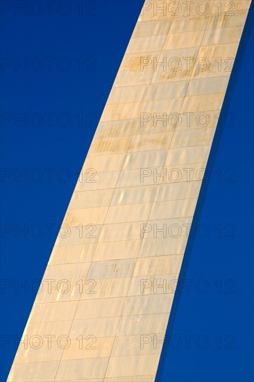 USA, Missouri, St. Louis, St. Louis Memorial Arch and blue sky. Photo : Henryk Sadura