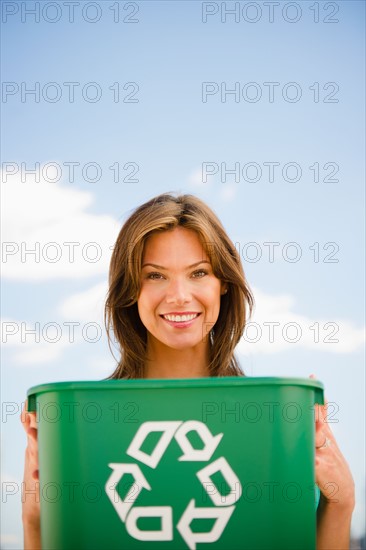 Woman holding recycling bin. Photo : Jamie Grill