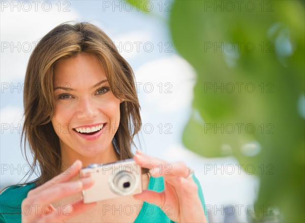 Woman photographing with digital camera. Photo : Jamie Grill