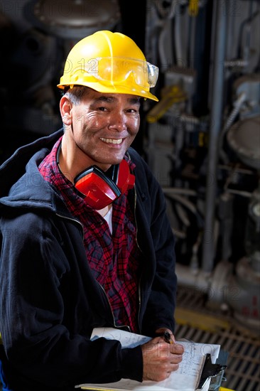 Portrait of male manual worker wearing hardhat. Photo : db2stock