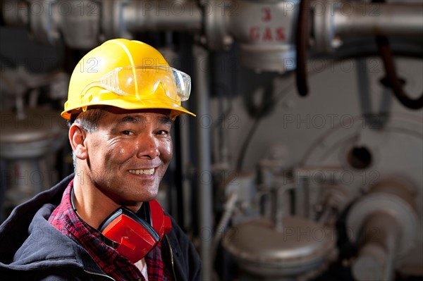 Portrait of male manual worker wearing hardhat. Photo : db2stock