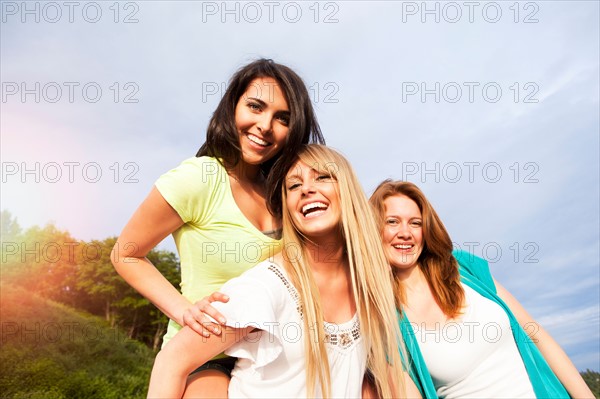 Portrait of three young women hanging out. Photo : Take A Pix Media