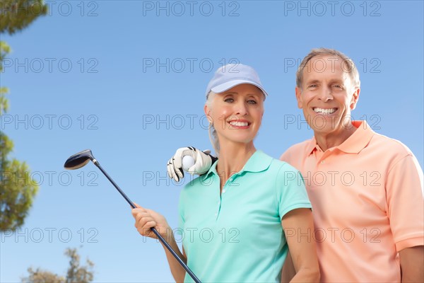 Portrait of couple on golf course. Photo : db2stock