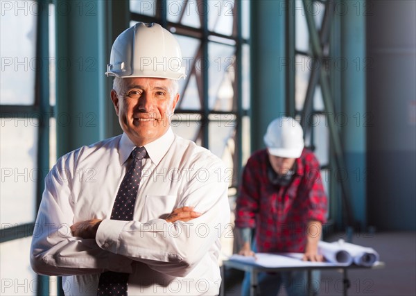 Portrait of man wearing tie and hardhat. Photo : db2stock