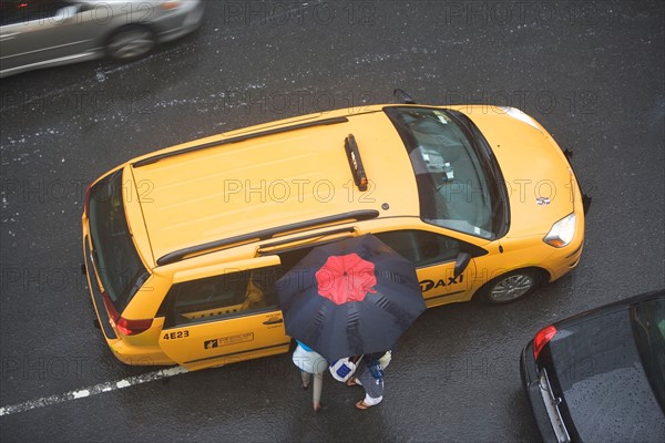 USA, New York State, New York City, Manhattan, People getting into taxi cab . Photo: fotog